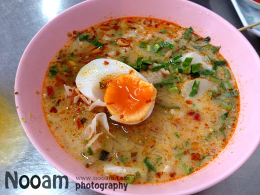 ชวนชิม ร้านก๋วยเตี๋ยวปลาเมืองทอง ก๋วยเตี๋ยวต้มยำปลาไข่ต้ม พร้อมขนมจีบ ปอเปี๊ย ปลาลวกจิ้ม และข้าวคลุกกะปิ